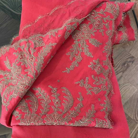 ๐ฆ Carine Gilson Cherry Red 100% Silk & Lace Kimono Robe - Picture 8 of 9